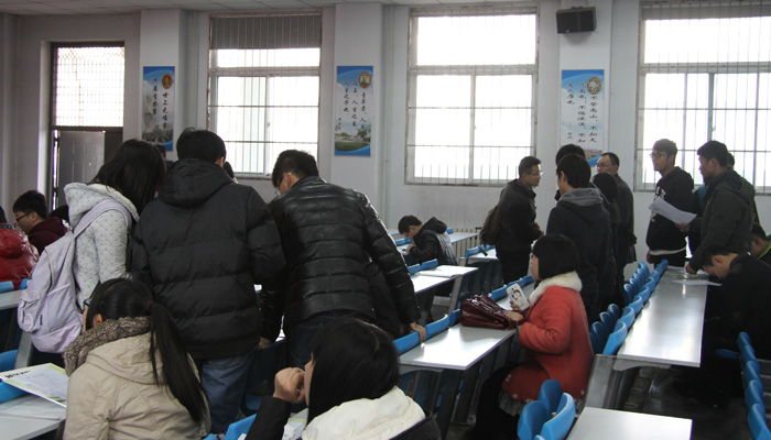 我们召开企业联合招聘会