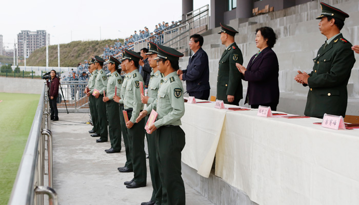 我们举行2014级新生军训汇报表演暨总结表彰大会