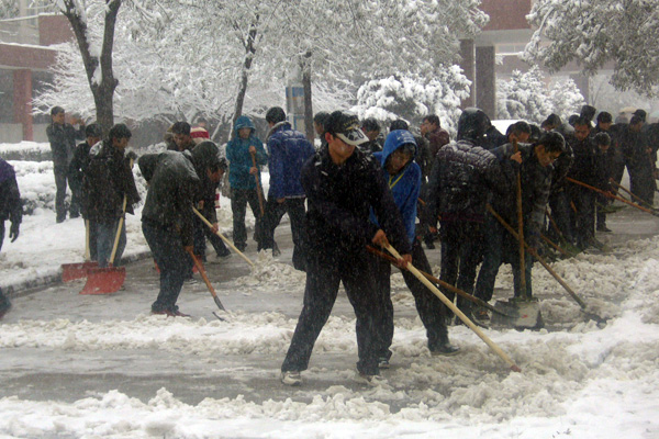我们学生积极开展义务劳动清扫积雪 我们学生积极开展义务劳动清扫积雪