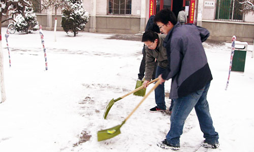 我们各学生组织清扫道路积雪方便师生出行