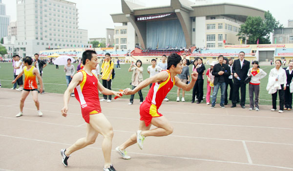 我们在校2010年田径运动会甲乙两个组别中取得优异成绩 我们在校2010年田径运动会甲乙两个组别中取得优异成绩