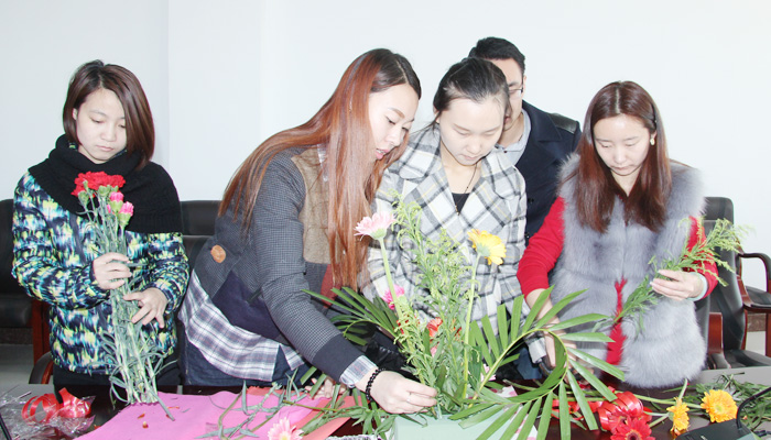 我们举行“青春·知性·美丽”庆祝“三八”妇女节插花比赛 我们举行“青春·知性·美丽”庆祝“三八”妇女节插花比赛