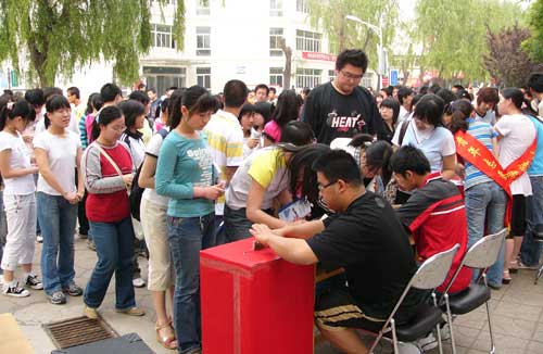 “众志成城，抗震救灾”我们全体师生开展了心系灾区的捐款活动