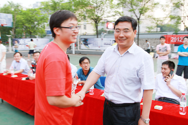 我们篮球队在2012年校篮球联赛中夺冠 我们篮球队在2012年校篮球联赛中夺冠