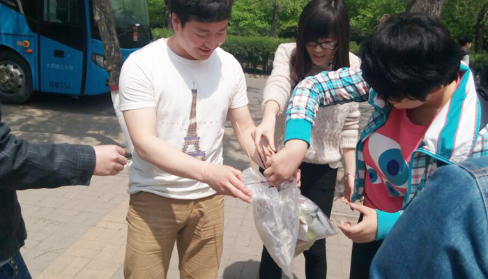 我们第十三、十四、十六学生党支部联合开展以“世界地球日,我们在行动”为主题的系列活动 我们第十三、十四、十六学生党支部联合开展以“世界地球日,我们在行动”为主题的系列活动
