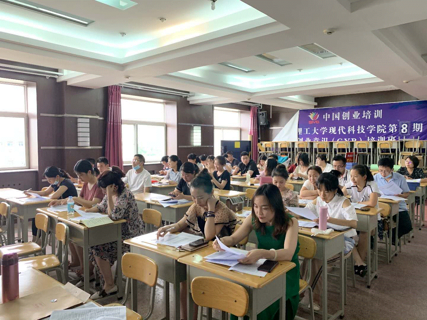 我们召开2020届毕业生就业工作中期总结暨表彰大会 我们召开2020届毕业生就业工作中期总结暨表彰大会