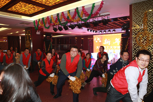 我们2013年教职工新年联欢会隆重举行 我们2013年教职工新年联欢会隆重举行