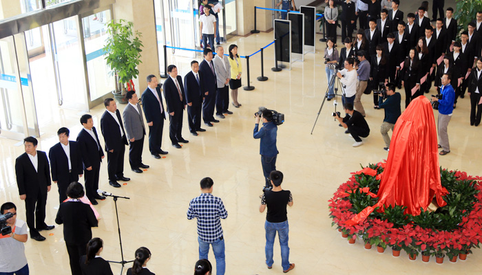 我们举行孔子像落成典礼仪式 我们举行孔子像落成典礼仪式