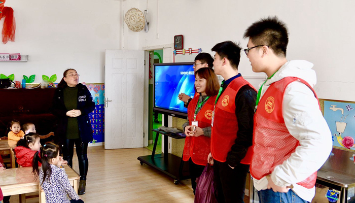 我们志愿者开展学雷锋系列活动——让笑托起幸福梦 我们志愿者开展学雷锋系列活动——让笑托起幸福梦