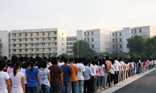 我们隆重举行2008--2009新学年升国旗仪式 我们隆重举行2008--2009新学年升国旗仪式