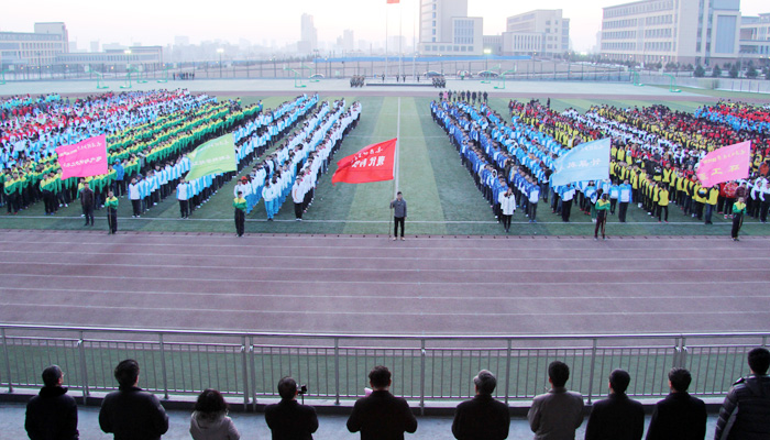 我们在孝义校区举行新学期升国旗仪式 我们在孝义校区举行新学期升国旗仪式
