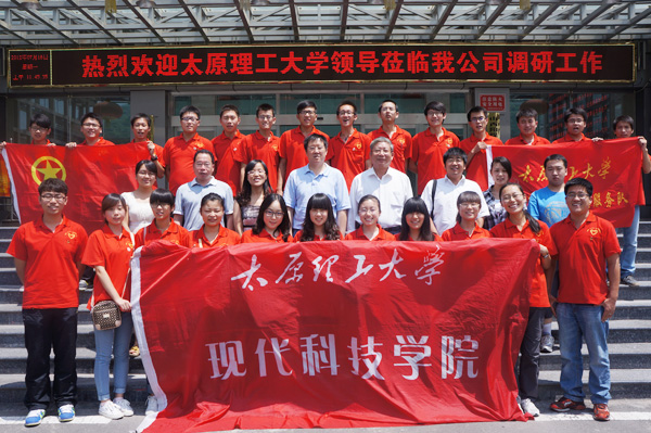 吕明副校长一行五人慰问我们暑期实践队员 吕明副校长一行五人慰问我们暑期实践队员