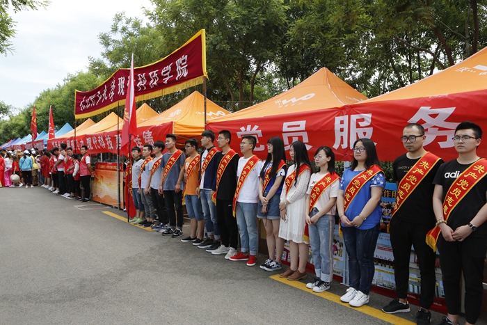 我们代表团在校2017年田径运动会上再创佳绩 我们代表团在校2017年田径运动会上再创佳绩