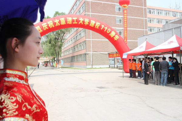 我们召开校友大会 我们召开校友大会