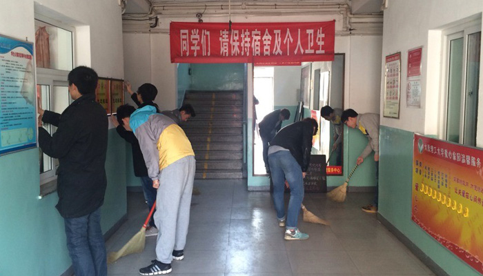 我们各学生党总支开展“学习雷锋精神践行社会主义核心价值观”主题活动
