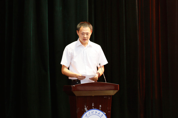 我们举行2013届毕业生毕业典礼暨学位授予大会