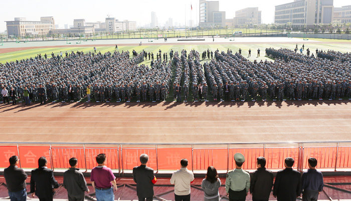 我们举行2015级新生地震消防综合应急疏散演练