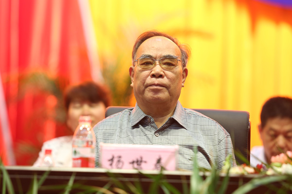 我们举行2012届毕业生毕业典礼 我们举行2012届毕业生毕业典礼