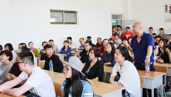 2011届毕业生代表教师节感恩母校与新生及家长座谈 2011届毕业生代表教师节感恩母校与新生及家长座谈