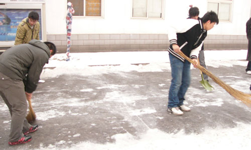 我们各学生组织清扫道路积雪方便师生出行