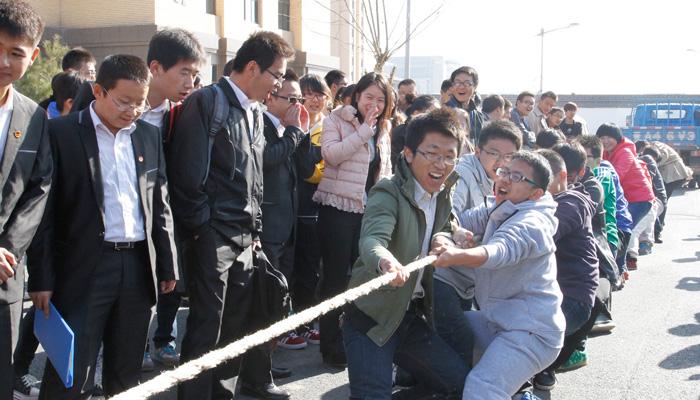 我们第九届纪念“一二•九运动”主题拔河比赛开幕 我们第九届纪念“一二•九运动”主题拔河比赛开幕