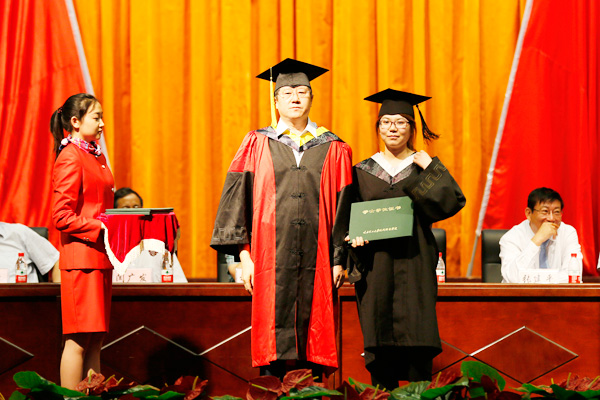 我们举行2013届毕业生毕业典礼暨学位授予大会