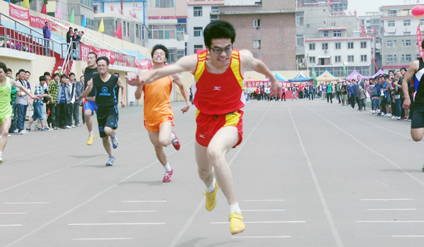 我们在校2011年田径运动会上取得竞赛成绩和精神文明双丰收 我们在校2011年田径运动会上取得竞赛成绩和精神文明双丰收