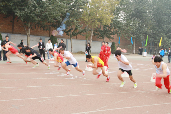 我们召开2011级新生田径运动会 我们召开2011级新生田径运动会