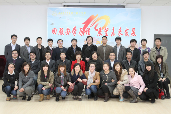 我们召开校友座谈会 我们召开校友座谈会