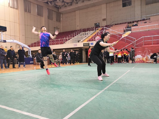 我们在太阳集团网tyc9728教职工羽毛球团体赛中斩获冠军
