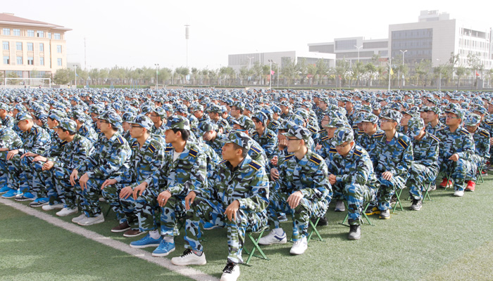 我们隆重举行2013级新生开学典礼暨军训动员大会 我们隆重举行2013级新生开学典礼暨军训动员大会