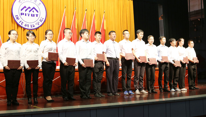 我们隆重举行2015届毕业生毕业典礼暨学位授予大会