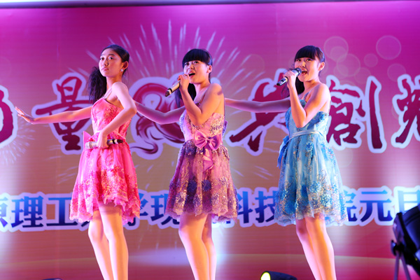 我们2013年元旦晚会隆重举行 我们2013年元旦晚会隆重举行