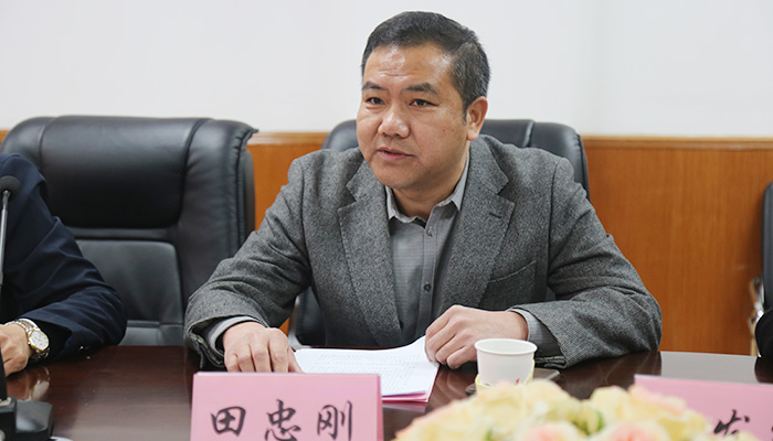 我们召开干部大会 田忠刚任学院党委书记