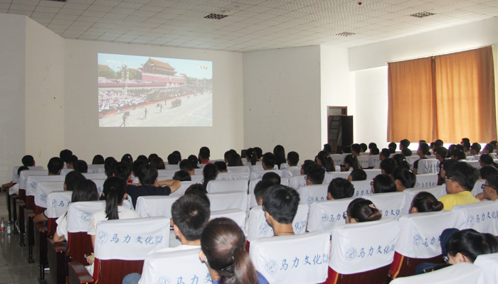 我们组织学生集体收看抗战胜利70周年阅兵式直播