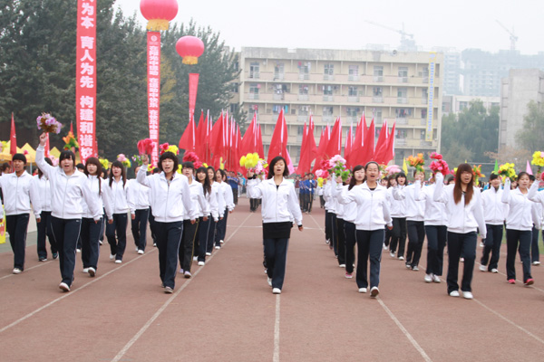 我们召开2011级新生田径运动会 我们召开2011级新生田径运动会