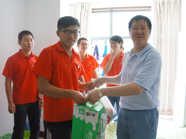 吕明副校长一行五人慰问我们暑期实践队员 吕明副校长一行五人慰问我们暑期实践队员