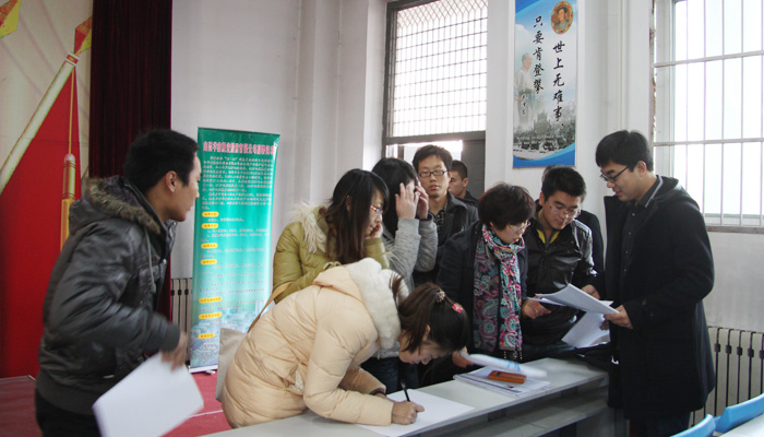 我们召开企业联合招聘会