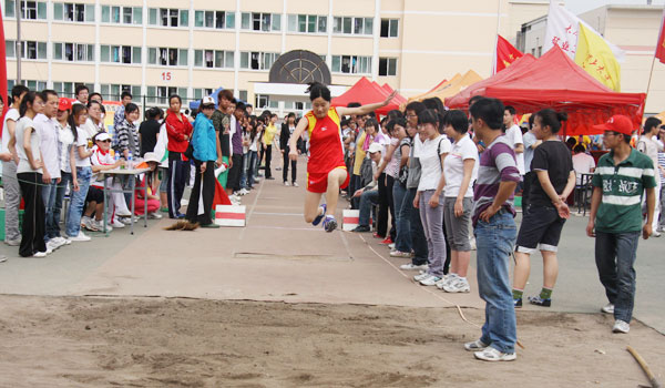我们在校2010年田径运动会甲乙两个组别中取得优异成绩 我们在校2010年田径运动会甲乙两个组别中取得优异成绩