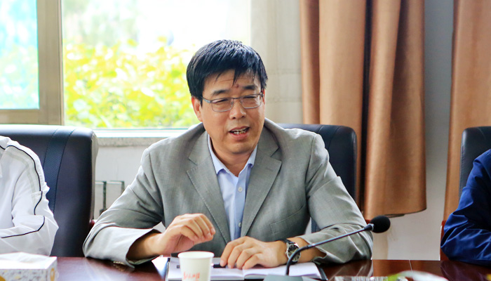 我们召开新生家长座谈会