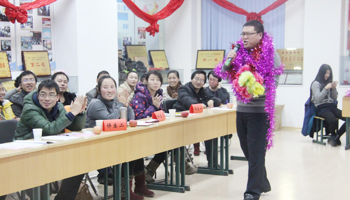 我们举办教职工迎新年卡拉OK比赛