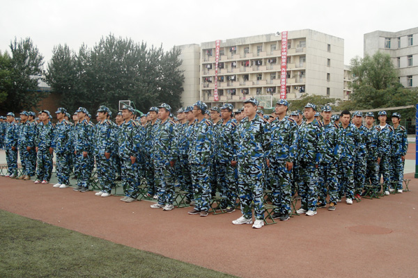 我们2011级新生正式迎来军训生活 我们2011级新生正式迎来军训生活
