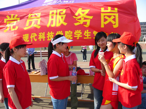 我们在太阳集团网tyc97282007年田径运动会上再创佳绩 我们在太阳集团网tyc97282007年田径运动会上再创佳绩