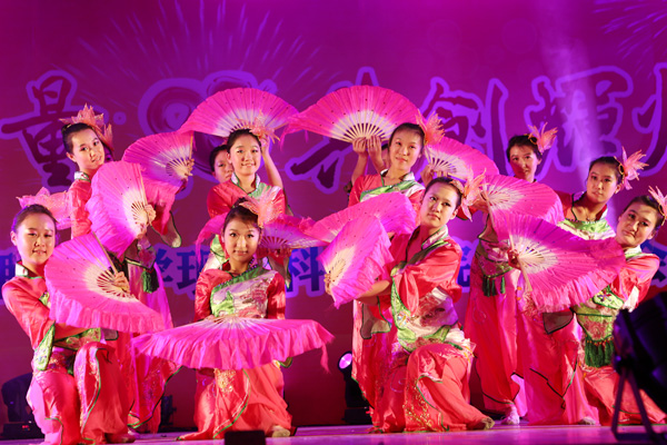 我们2013年元旦晚会隆重举行 我们2013年元旦晚会隆重举行