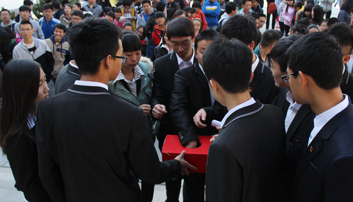 我们第九届纪念“一二•九运动”主题拔河比赛开幕 我们第九届纪念“一二•九运动”主题拔河比赛开幕