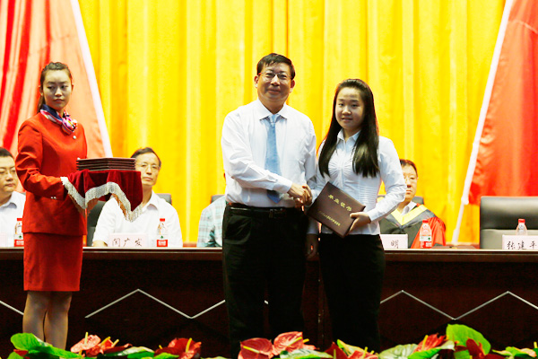 我们举行2013届毕业生毕业典礼暨学位授予大会