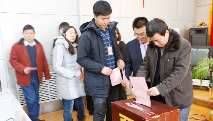 我们隆重召开第二届第一次教职工暨工会会员代表大会 我们隆重召开第二届第一次教职工暨工会会员代表大会