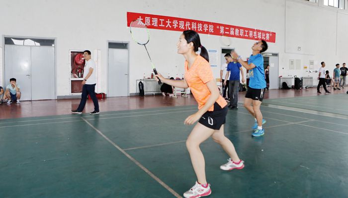 我们工会成功举办第二届教职工羽毛球比赛 我们工会成功举办第二届教职工羽毛球比赛