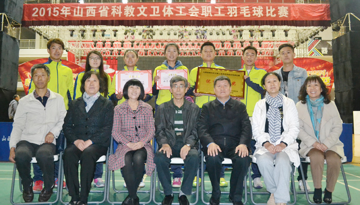 我们代表队在省科教文卫体工会羽毛球赛上展现风采 我们代表队在省科教文卫体工会羽毛球赛上展现风采