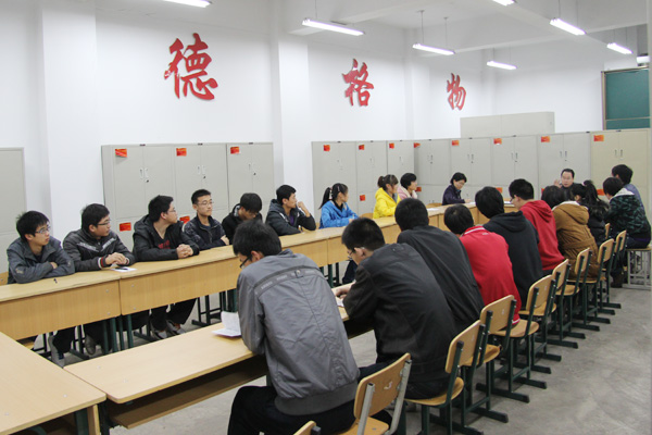 我们召开勤工助学学生座谈会